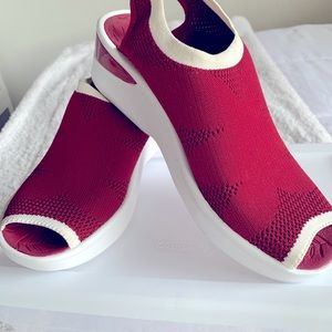 Bzees sandals, cloud technology,  excellent used condition sandals size 8M